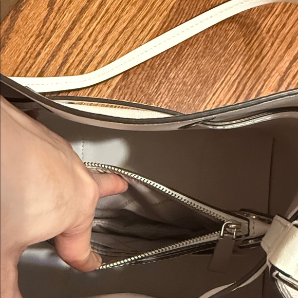 MICHAEL KORS White Pebbled Leather Drawstring Bucket Shoulder Bag - Picture 5 of 16